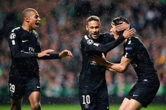  罗伊斯达成德甲三百场里程碑  