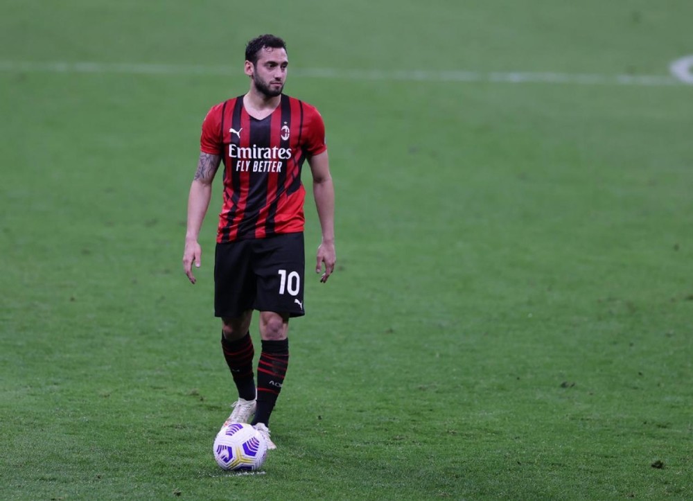  AC米兰德比战憾平尤文图斯，争冠悬念持续升温