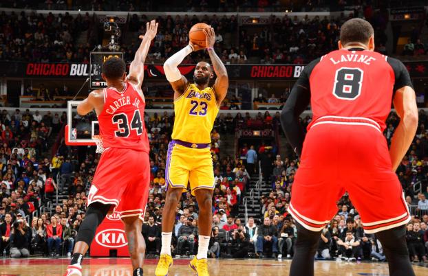  詹姆斯轰下三双数据，湖人逆转战胜掘金  