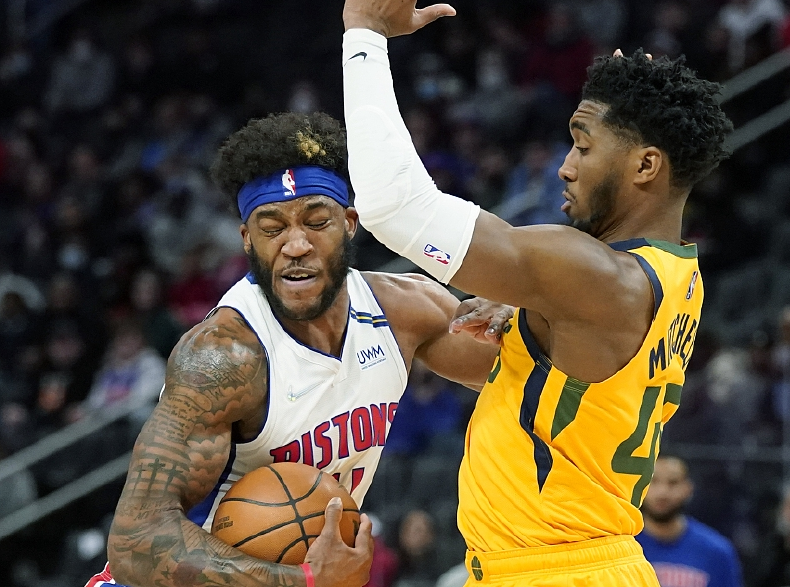  坎宁安大三双活塞爆冷击败雄鹿震联盟